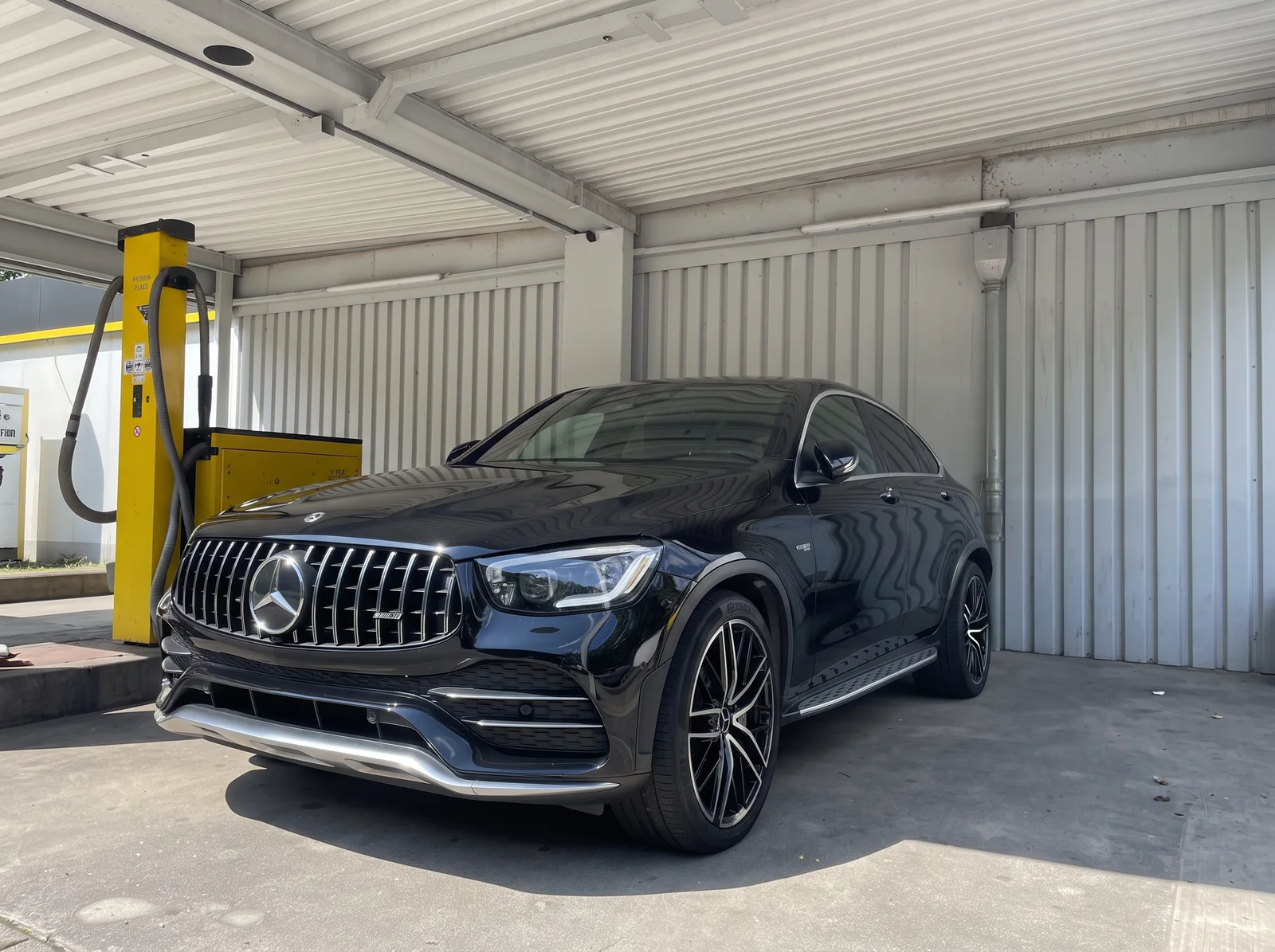 Schwarzer Mercedes-Benz SUV mit spiegelnder Karosserie, schräg von vorn fotografiert